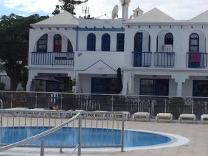 圣巴托洛梅ETNICAN的一座白色的房子,前面设有一个游泳池