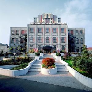 米兰星际商务宫殿酒店的前面有楼梯的大建筑