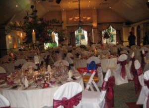 WeaverhamThe oaklands hotel的宴会厅配有白色的桌椅和弓形