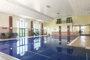翰索经典英国溪谷酒店度假村的大型建筑中的大型游泳池