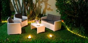 丰迪Merlhome的花园设有三把椅子和一张带灯的桌子