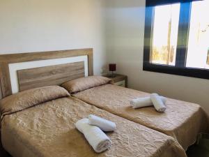 圣埃乌拉利亚CASA RIBAS的一间卧室配有两张带毛巾的床