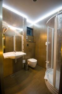 塔古玖Hotel Aqua的一间带水槽、卫生间和淋浴的浴室