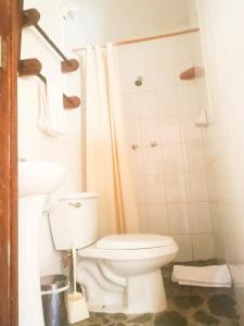 奥兰太坦波Casa Patacalle的浴室配有白色卫生间和盥洗盆。