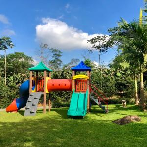 南雅拉瓜Hotel Fazenda Vale das Pedras的一个带滑梯和滑梯的游乐场