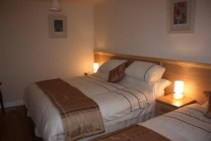 希夫纳尔安维尔旅馆的酒店客房设有两张床和两盏灯。