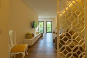 科维良Terrace Serra Hotel的一条拥有几何设计的墙面走廊