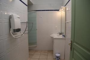 滨海巴纽尔斯LES PIEDS DAND L'EAU的浴室配有卫生间、盥洗盆和淋浴。