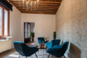 威尼斯La Finestra sulle Beccarie的客厅配有蓝色的椅子和桌子