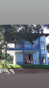 MartinsVivendas da Serra Chalés的蓝白的树屋