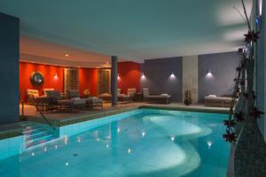 摩尔苏姆霍夫画廊酒店的在酒店房间的一个大型游泳池