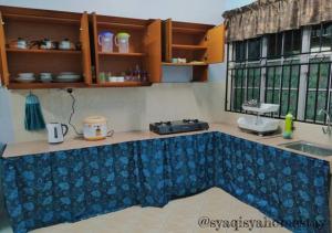 斯里曼绒Syaqisya Homestay的一间位于客房中间的厨房,内设游泳池