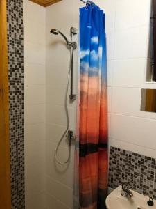 斯塔勒斯普拉维RS Dobrota的带淋浴和盥洗盆的浴室