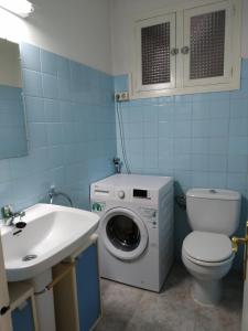 拉维斯瓦尔Casa cèntrica a La Bisbal d'Empordà的浴室配有洗衣机、卫生间和水槽。