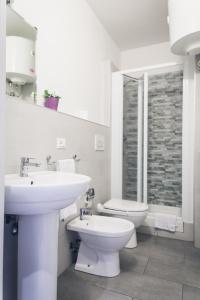 比萨Pisacentro Guest House的白色的浴室设有水槽和卫生间。