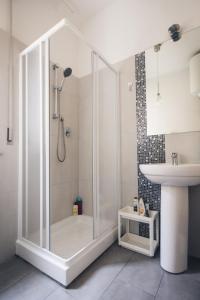 比萨Pisacentro Guest House的带淋浴和盥洗盆的浴室