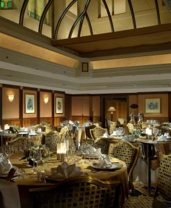 布拉格帝国艺术装饰酒店的用餐室配有桌椅和酒杯