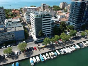 格拉多Aparthotel Miramare的港口内船只的城市空中景观