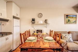 帕塔拉瓦卡格拉纳达I号公寓的厨房以及带木桌的用餐室。