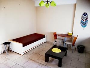 General SarmientoApartamentos Itati的小房间设有一张床和一张桌子