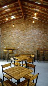 圣保罗Hotel Casa Ocarina的配有木桌椅和砖墙的房间