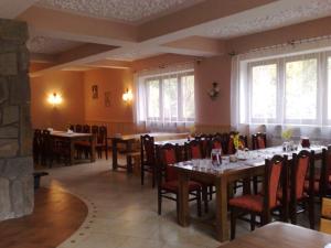 Dom Wypoczynkowy Podhalanka餐厅或其他用餐的地方