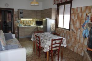 梅利萨诺Holiday Home Giovanna的厨房配有桌椅和冰箱。
