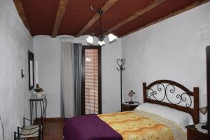 ChertCASA RURAL XERT - CARMETA的一间卧室设有一张床和一个大窗户