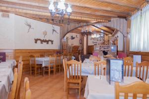 普韦布拉桑纳比亚部落旅馆的餐厅内带桌椅的用餐室