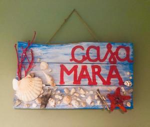 马拉泰亚SUITE Casa MARA & SUITE Casa TEA的挂在墙上的告示牌上写着洞穴马拉