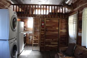 MarshallAmish made cedar cabin with a loft on a buffalo farm close to the Buffalo River的小屋内的厨房配有洗衣机和烘干机