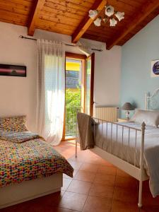 拉韦纳蓬泰特雷萨Villa Panoramica的一间卧室设有一张床和一个滑动玻璃门