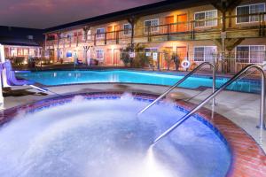 GrapevineDays Inn by Wyndham Lebec的一座位于酒店游泳池的大型热水浴池