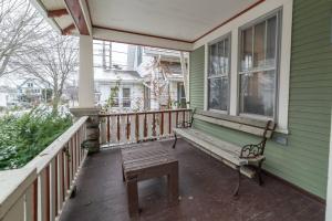 密尔沃基Comfortable 3 BR Craftsman Bungalow in Milwaukee's Bay View Neighborhood的门廊,房子上设有长凳