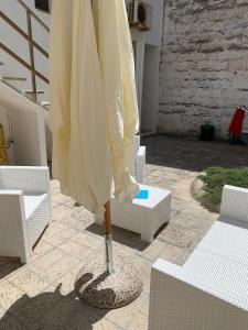 圣凯撒利亚温泉Villa Azzurra Sct的露台顶部的白色遮阳伞