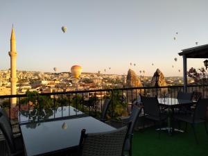格雷梅阿克王宫酒店的设有一个享有城市美景且带热气球的阳台。