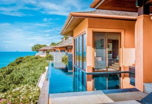 攀瓦海滩Sri Panwa Phuket Luxury Pool Villa Hotel - SHA Plus的海边带游泳池的房子