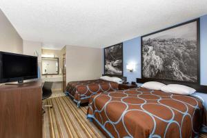 MalvernSuper 8 by Wyndham Malvern的酒店客房设有两张床和一台平面电视。
