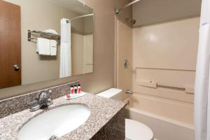 吉列吉列速8旅馆的一间带水槽、卫生间和镜子的浴室
