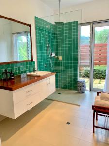 玛格丽特河原野之家住宿加早餐旅馆的浴室设有水槽和绿色瓷砖淋浴。