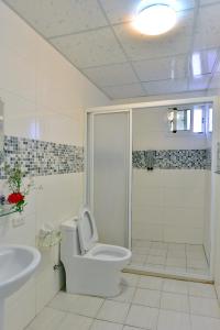 小琉球岛啾開心包棟 一天接一組客人的白色的浴室设有卫生间和水槽。