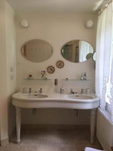 蒙斯Le Bocage Fleuri的浴室设有2个水槽和2面镜子