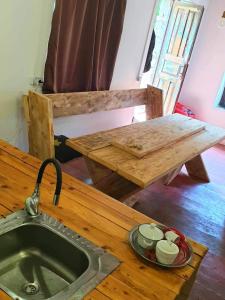 AdishiPanorama guesthouse Mata C.的一个带水槽和木桌的厨房台面
