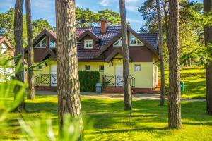 乌斯特卡Pomorze Health&Family Resort -Domki całoroczne的树林中的一座房子
