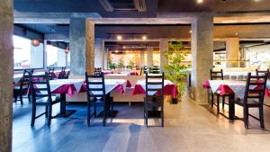 英格兰海滩Ura Jardín Del Atlántico的用餐室配有桌椅和粉红色餐巾