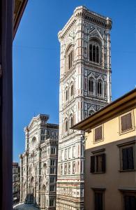 佛罗伦萨科斯坦缇尼酒店的一座城市中带钟楼的大型建筑