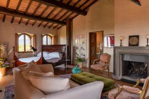 Sasso dʼOmbrone卡斯特罗迪维卡里罗酒店的客厅设有一张床和一个壁炉