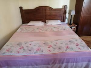 贝隆布尔莫里公寓的一间卧室配有一张带粉色和紫色床罩的床