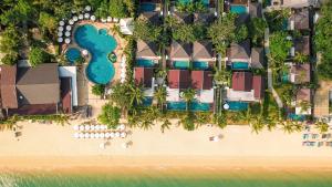 波普托Peace Resort Samui的享有海滩和度假村的空中景致