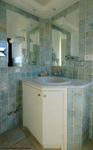 巴哈撒丁岛吉美拉别墅酒店的一间带水槽和镜子的浴室